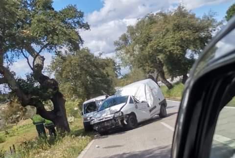 Acidente na Nacional 18 deixa carrinha "partida ao meio"