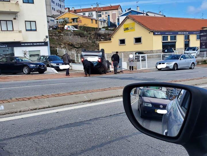 Cinco feridos em capotamento de automóvel