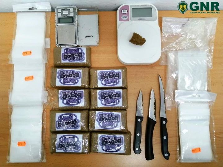 Detidos em flagrante com mais de 1 700 doses de estupefacientes