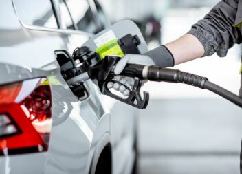 Gasolina sobe e gasóleo desce