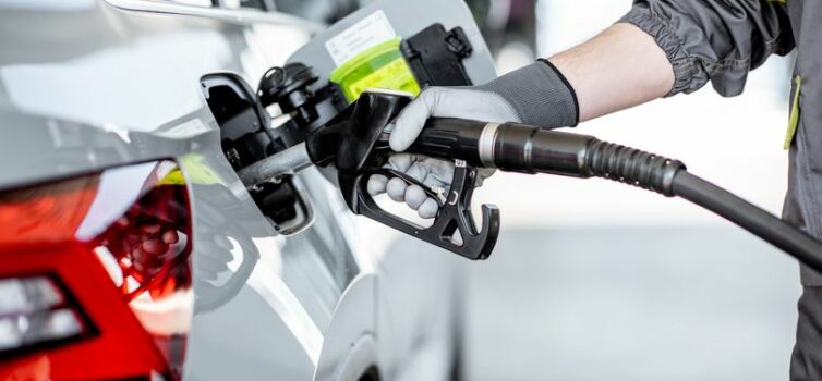 Gasolina sobe e gasóleo desce