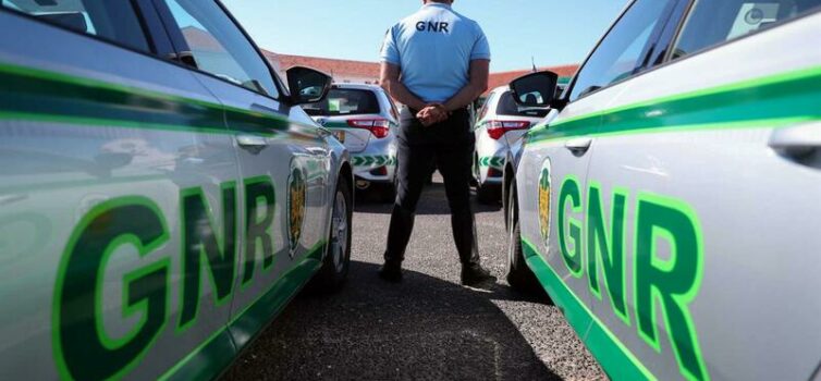 Homem detido por agredir avó