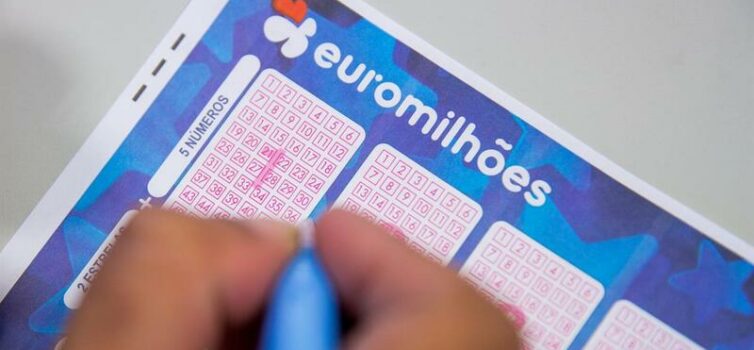 Jackpot do Euromilhões engorda para 215 milhões de euros