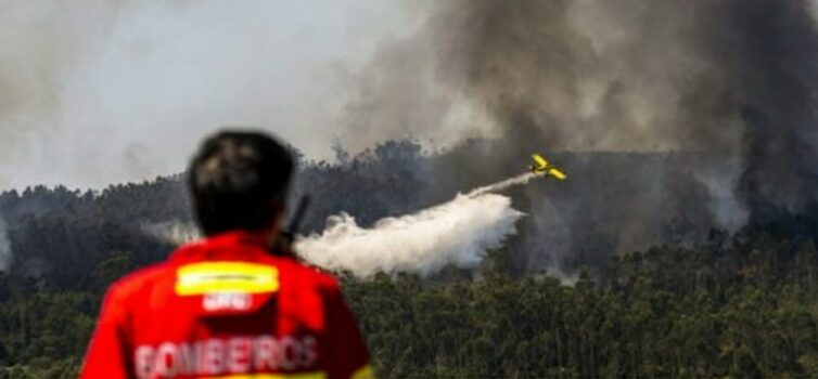 3 meios aéreos combatem chamas no concelho de Almeida