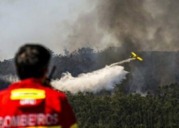 4 meios aéreos combatem chamas no Crato