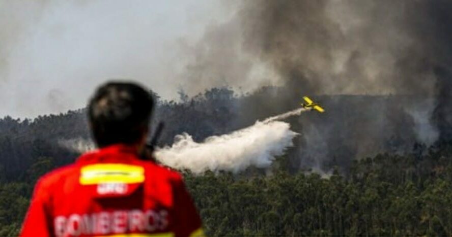 4 meios aéreos combatem chamas no Crato