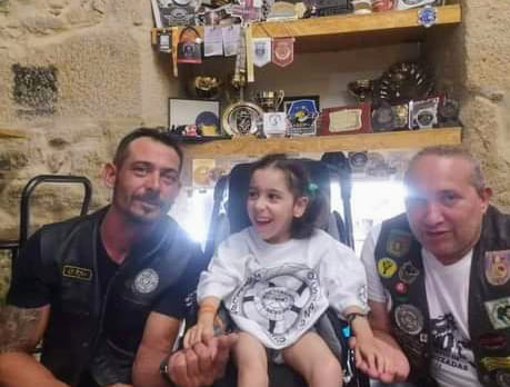 A Beatriz precisa de todos nós para adquirir cadeira de rodas