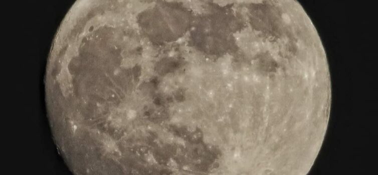 A última Lua Cheia de 2021, captada por Gonçalo Poço no céu da Beira Baixa, e im