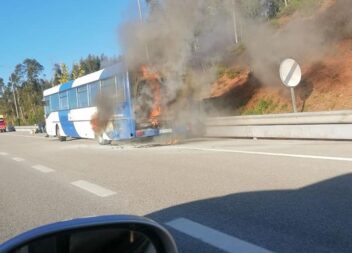 Autocarro arde no IC8