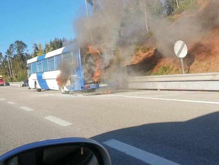 Autocarro arde no IC8
