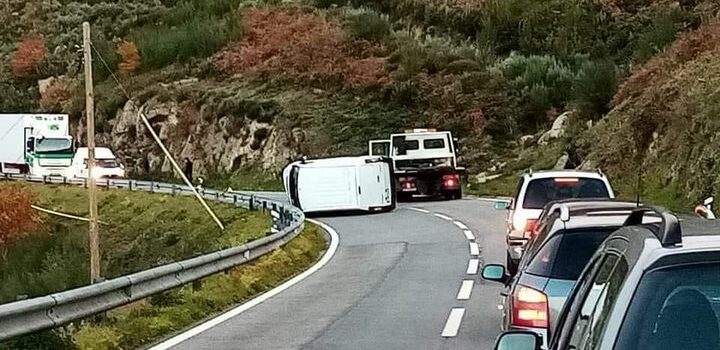Capotamento de veículo ligeiro de mercadorias condicionou trânsito em curva acen