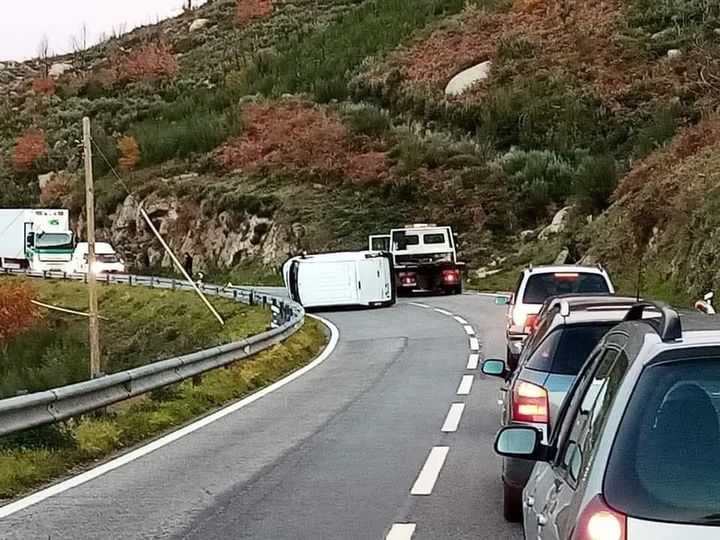 Capotamento de veículo ligeiro de mercadorias condicionou trânsito em curva acen