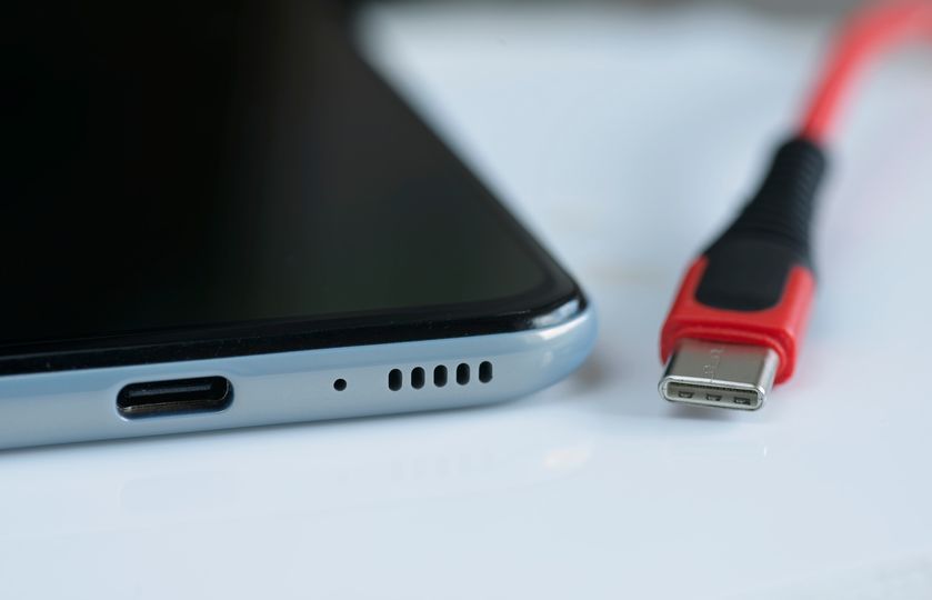 Carregador universal USB tipo C vai ser adotado em 2024