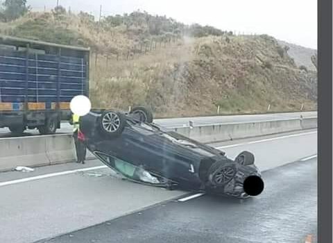 Carro capotado na A25