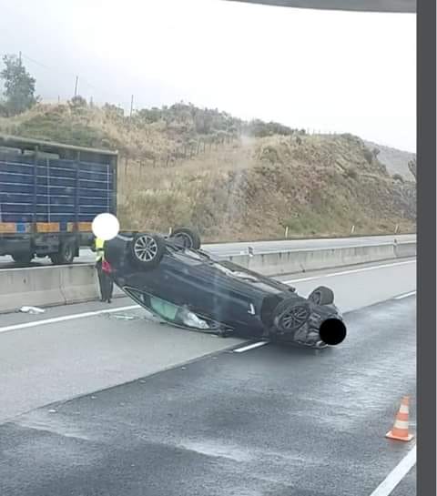 Carro capotado na A25