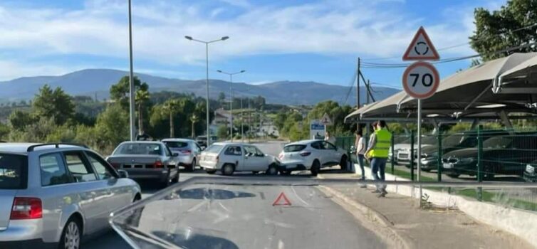 Carro embate em muro de stand automóvel no Fundão