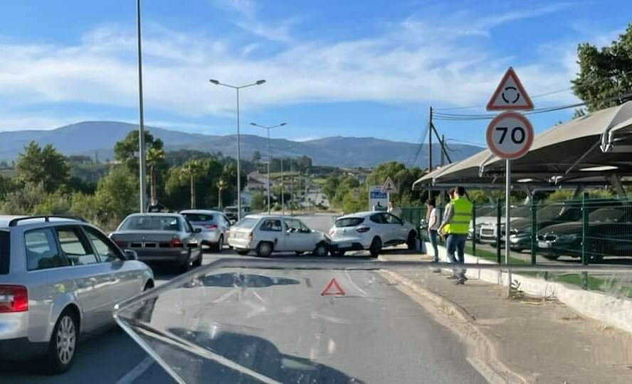 Carro embate em muro de stand automóvel no Fundão
