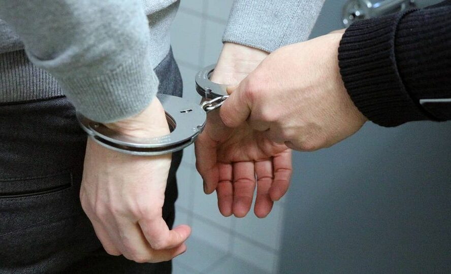 Casal detido por crimes de abuso de menores