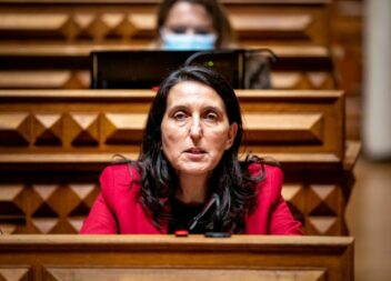 Cláudia André questiona Ministra da Saúde