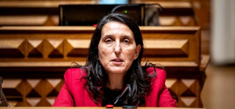 Cláudia André questiona Ministra da Saúde