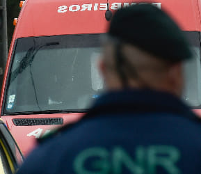 Despiste de automóvel provoca ferimentos graves em homem de 30 anos