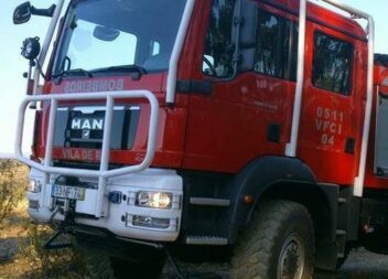 Dois meios aéreos e 46 bombeiros combatem chamas em Vila de Rei