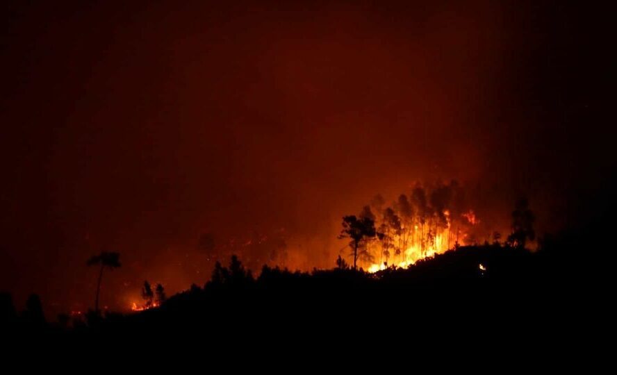 Fogo em Castelo Branco continua ativo e sem previsão para ser dominado