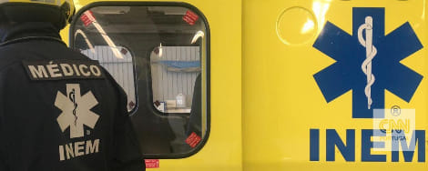 Homem de 25 anos em risco de ser helitransportada gravemente ferido em colisão r