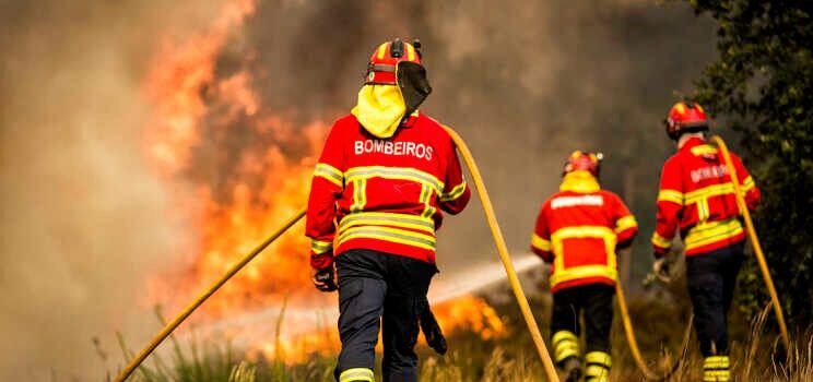 Incêndio florestal no Fundão combatido por quatro meios aéreos