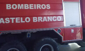 Incêndio no quintal de uma habitação em Castelo Branco