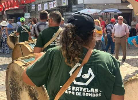 Os Fatelas - Grupo de Bombos animam Festa da Cereja em Alcongosta.