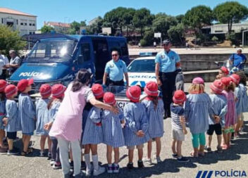 PSP realiza ação de sensibilização e demonstração de meios policiais na Escola C