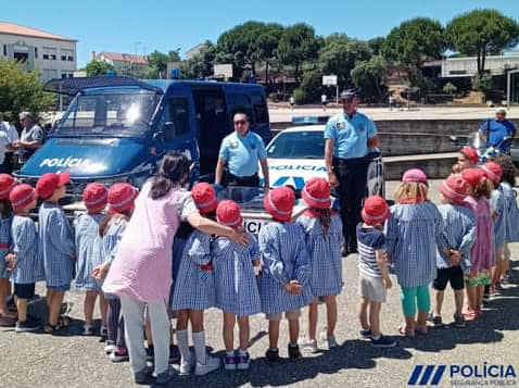 PSP realiza ação de sensibilização e demonstração de meios policiais na Escola C