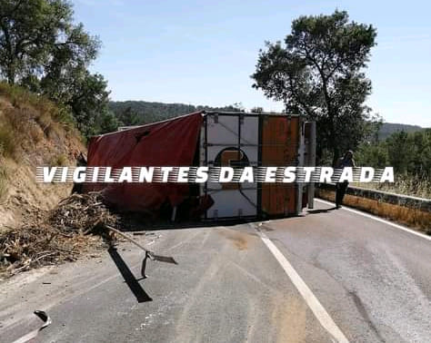 Reboque de camião tombado corta trânsito