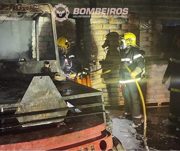 Um incêndio num armazém em Belmonte