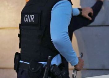 atenção por tráfico de droga e arma proibida