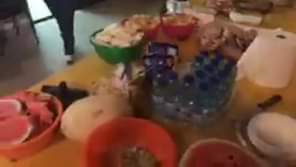 Alvaiade dá de comer a bombeiros.