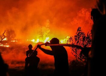 Continua ativo o incêndio que deflagrou perto das 14h11 entre Belmonte e Guarda,