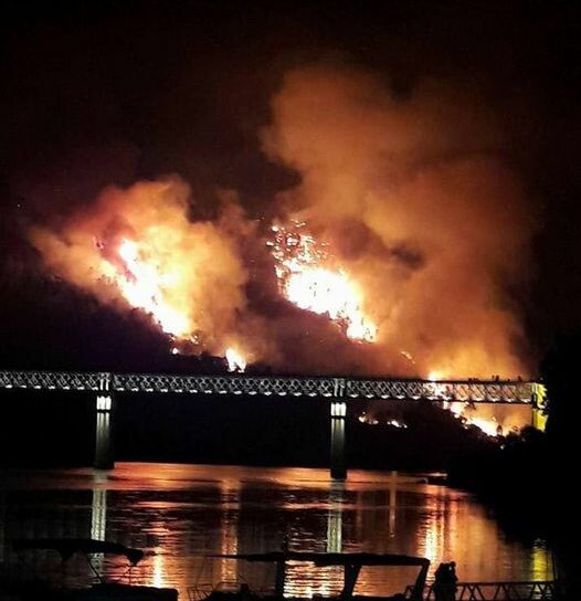 Em Vila Velha incêndio passa para a outra margem.