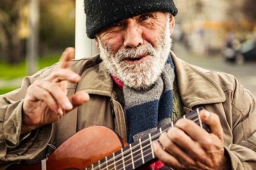 Homem canta e encanta no Centro Cívico
