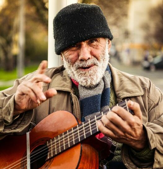 Homem canta e encanta no Centro Cívico