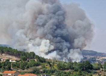 Incêndio na Covilhã continua ativo