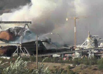 Incêndio, num parque de madeiras e estilhas junto à fábrica de celulose Celtejo.