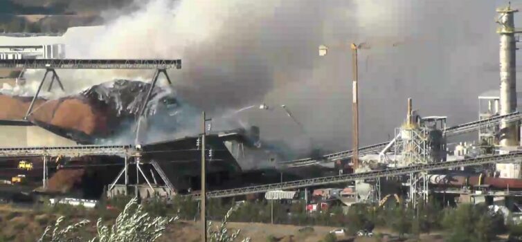 Incêndio, num parque de madeiras e estilhas junto à fábrica de celulose Celtejo.
