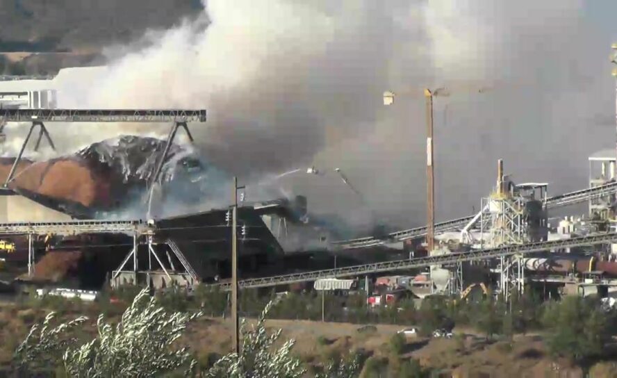 Incêndio, num parque de madeiras e estilhas junto à fábrica de celulose Celtejo.