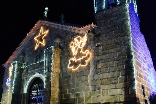 Milhares de pessoas assistiram ao acender do maior madeiro do Natal a nível naci