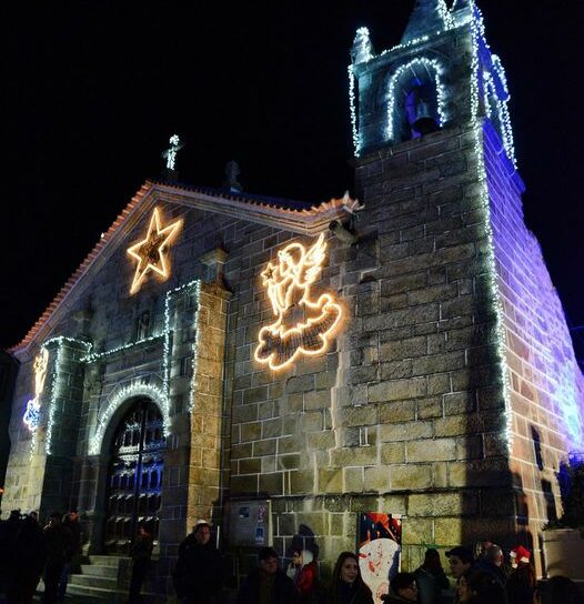 Milhares de pessoas assistiram ao acender do maior madeiro do Natal a nível naci