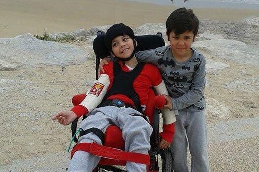 O Gonçalo e o irmão na praia...