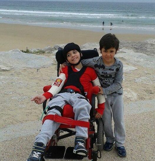 O Gonçalo e o irmão na praia...