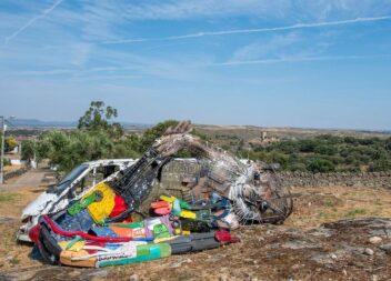 Obra criada pelo artista Bordalo II